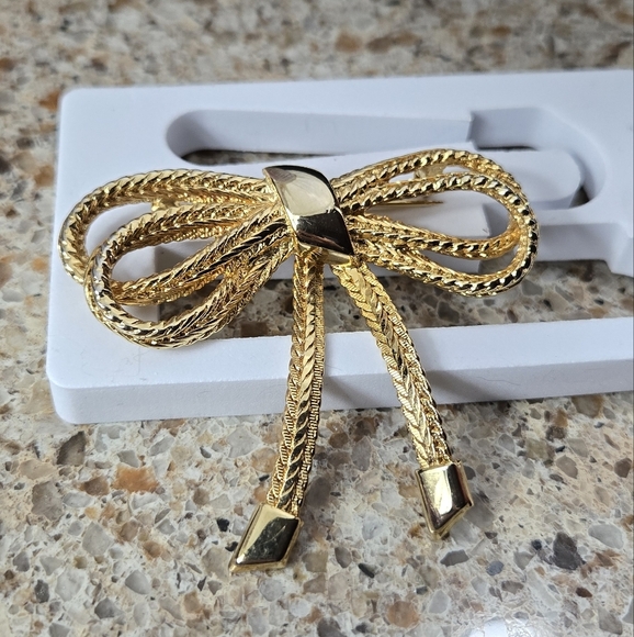 Vintage Gold Tone Bow Brooche Pin - Picture 5 of 16